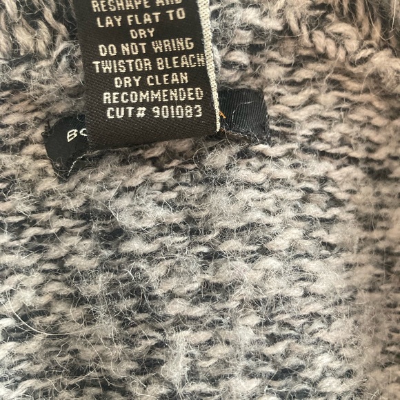 BCBG Max Azria Grey chunky wool blend knit jacket style sweater, belted, size L - Picture 9 of 12